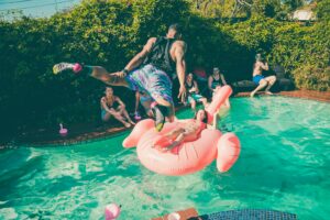 Pool party diving 
